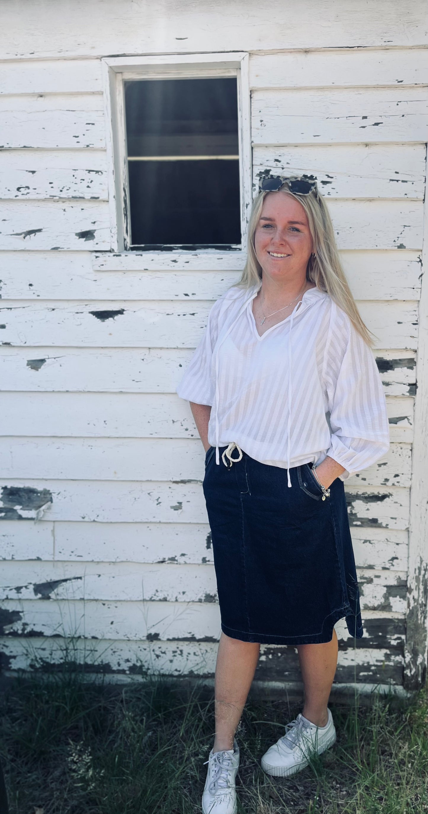White mid sleeve shirt